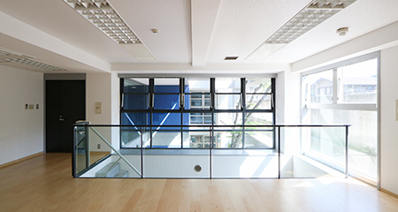 南青山オフィス | テラスに面するメゾネット空間
