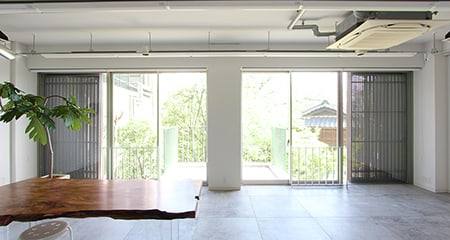 代々木上原オフィス｜窓一面緑を望む1F空間